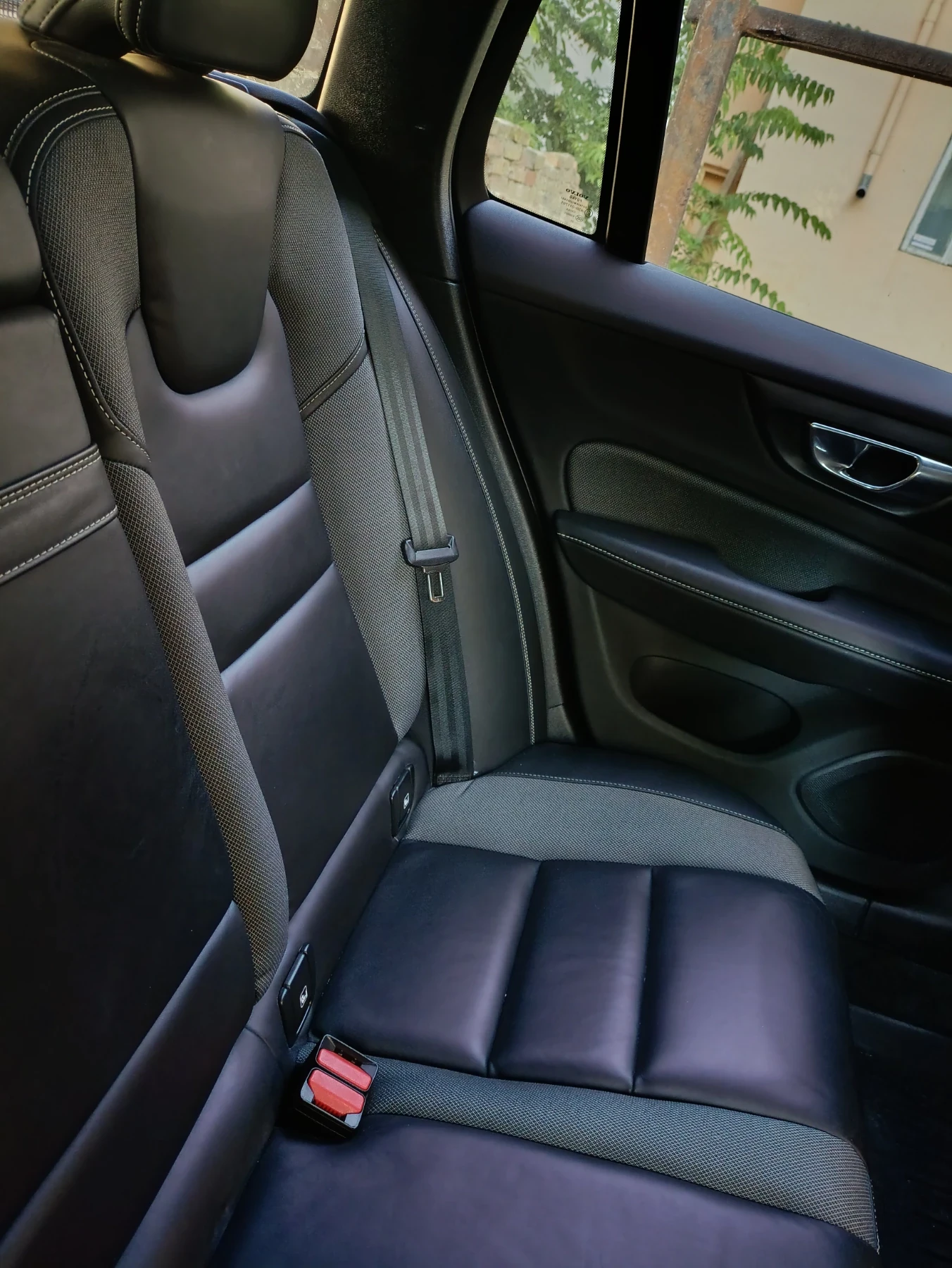 Volvo V60 T6 Twin Engine AWD R-Design, снимка 7 - Автомобили и джипове - 56159003