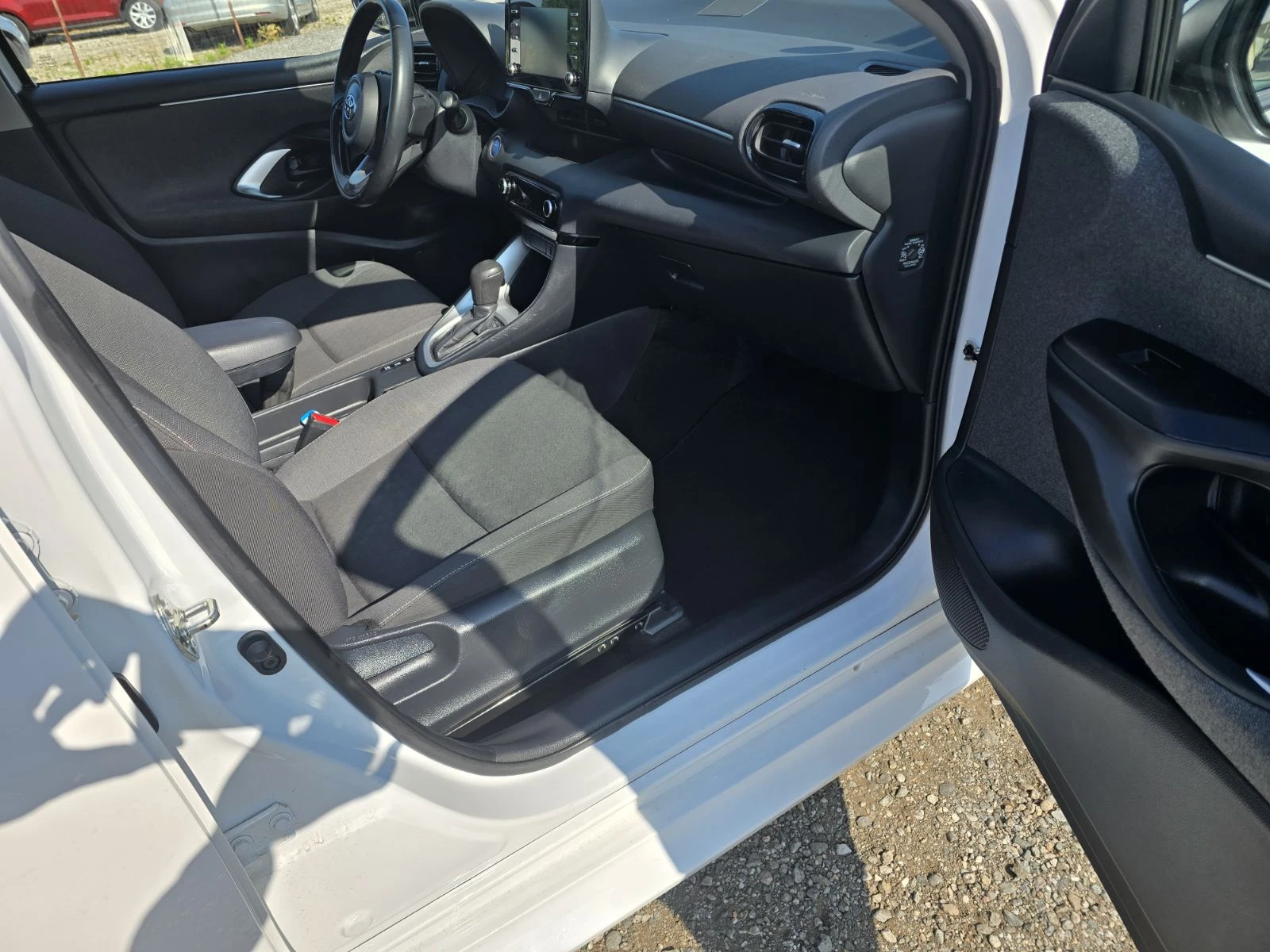 Toyota Yaris 1.5 Hybrid e-CVT - изображение 9