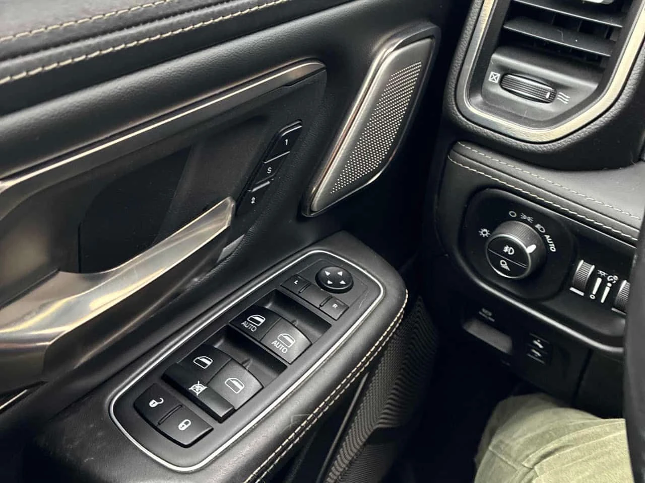 Dodge RAM 1500 Limited/HARMAN KARDON/ОБДУХВАНЕ/ВЪЗДУХ/КЛИПОВЕ , снимка 14 - Автомобили и джипове - 54051377