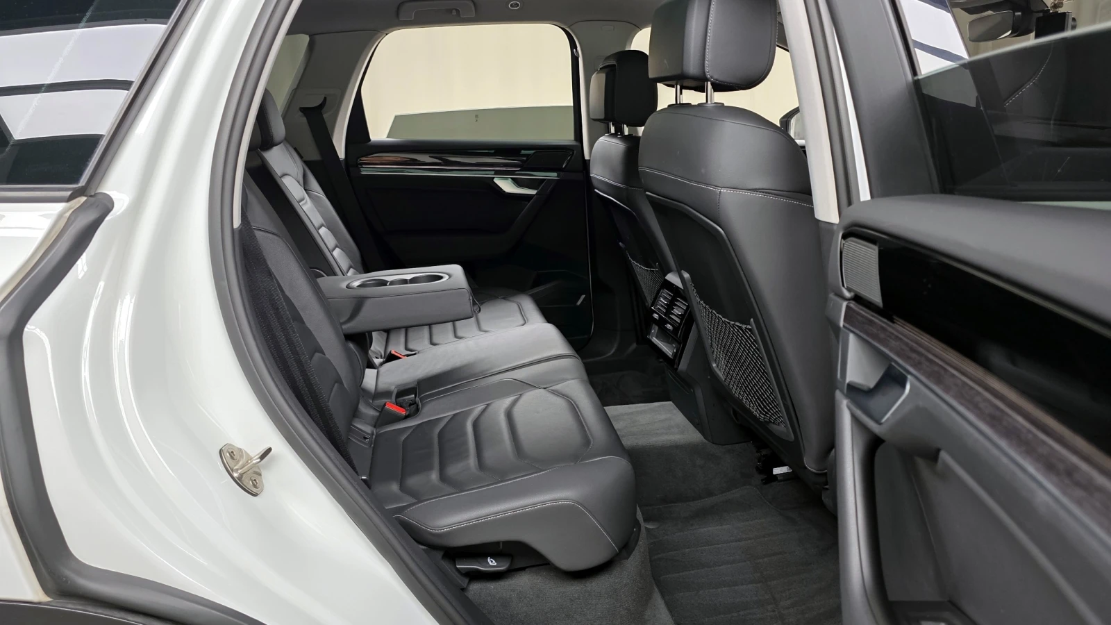 VW Touareg Premium* 3.0TDI* ДИСТРОНИК* ПОДГРЕВ* ОБДУХВАНЕ, снимка 10 - Автомобили и джипове - 54930835