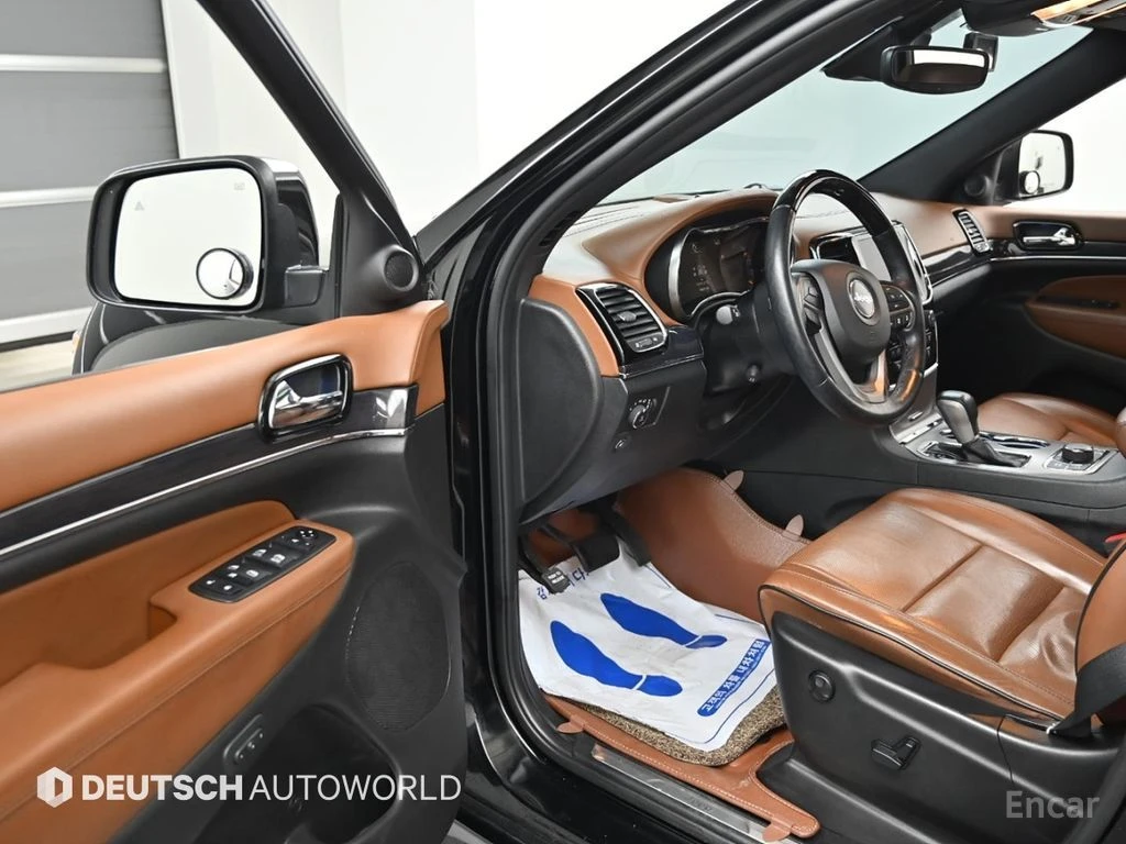 Jeep Grand cherokee 3.6* V6* 8ZF* OVERLAND* ДИСТРОНИК* ОБДУХВАНЕ* КАМЕ, снимка 6 - Автомобили и джипове - 55247595