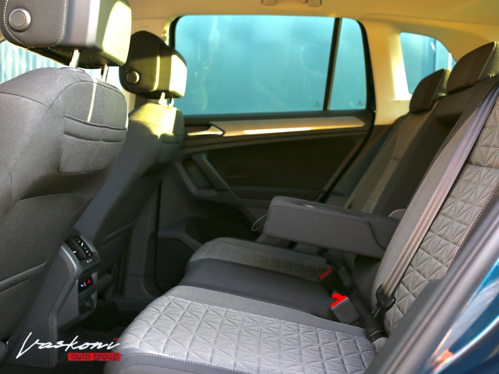 VW Tiguan 2.0 TDI LIFE FACELIFT, снимка 15 - Автомобили и джипове - 55637765