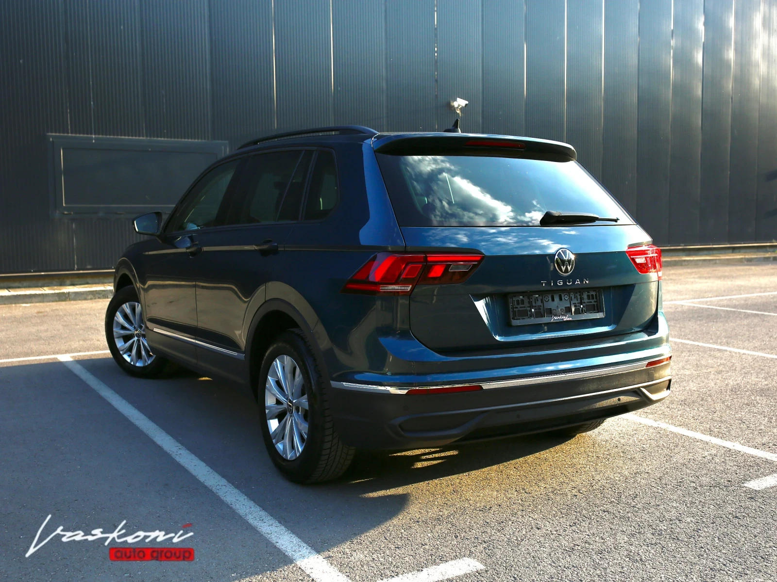 VW Tiguan 2.0 TDI LIFE FACELIFT, снимка 3 - Автомобили и джипове - 55637765