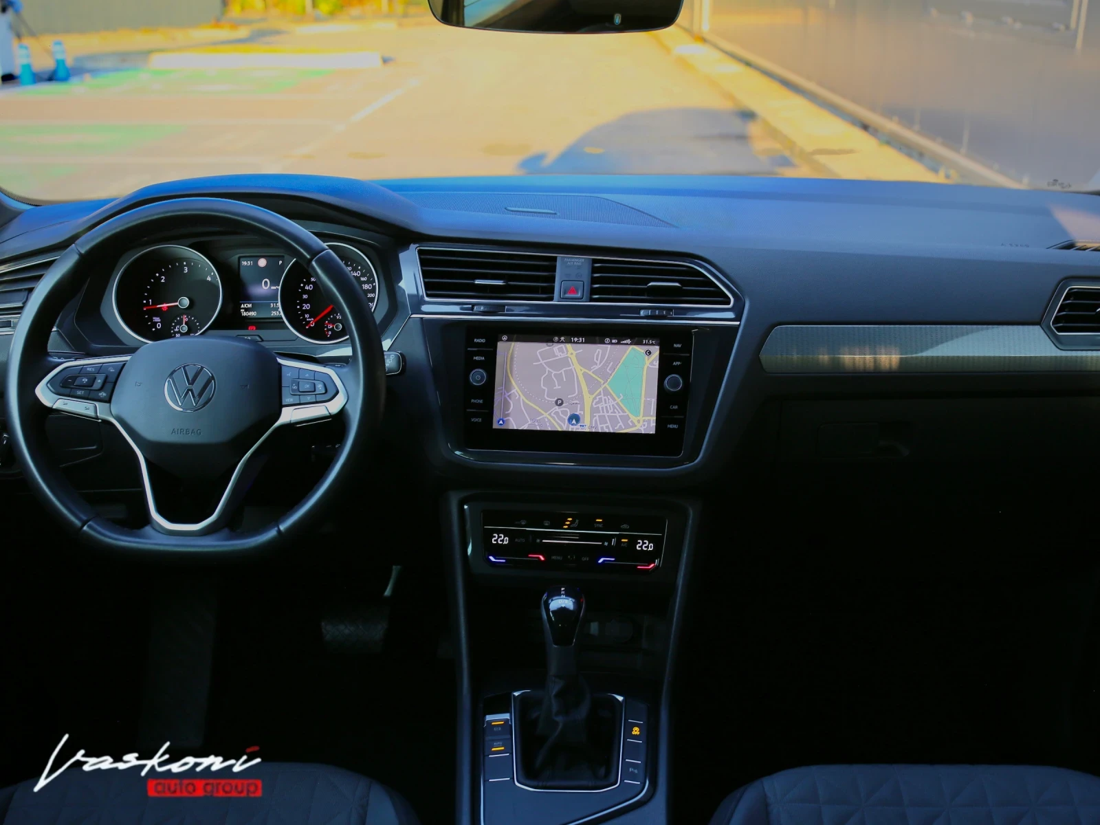 VW Tiguan 2.0 TDI LIFE FACELIFT, снимка 8 - Автомобили и джипове - 55637765
