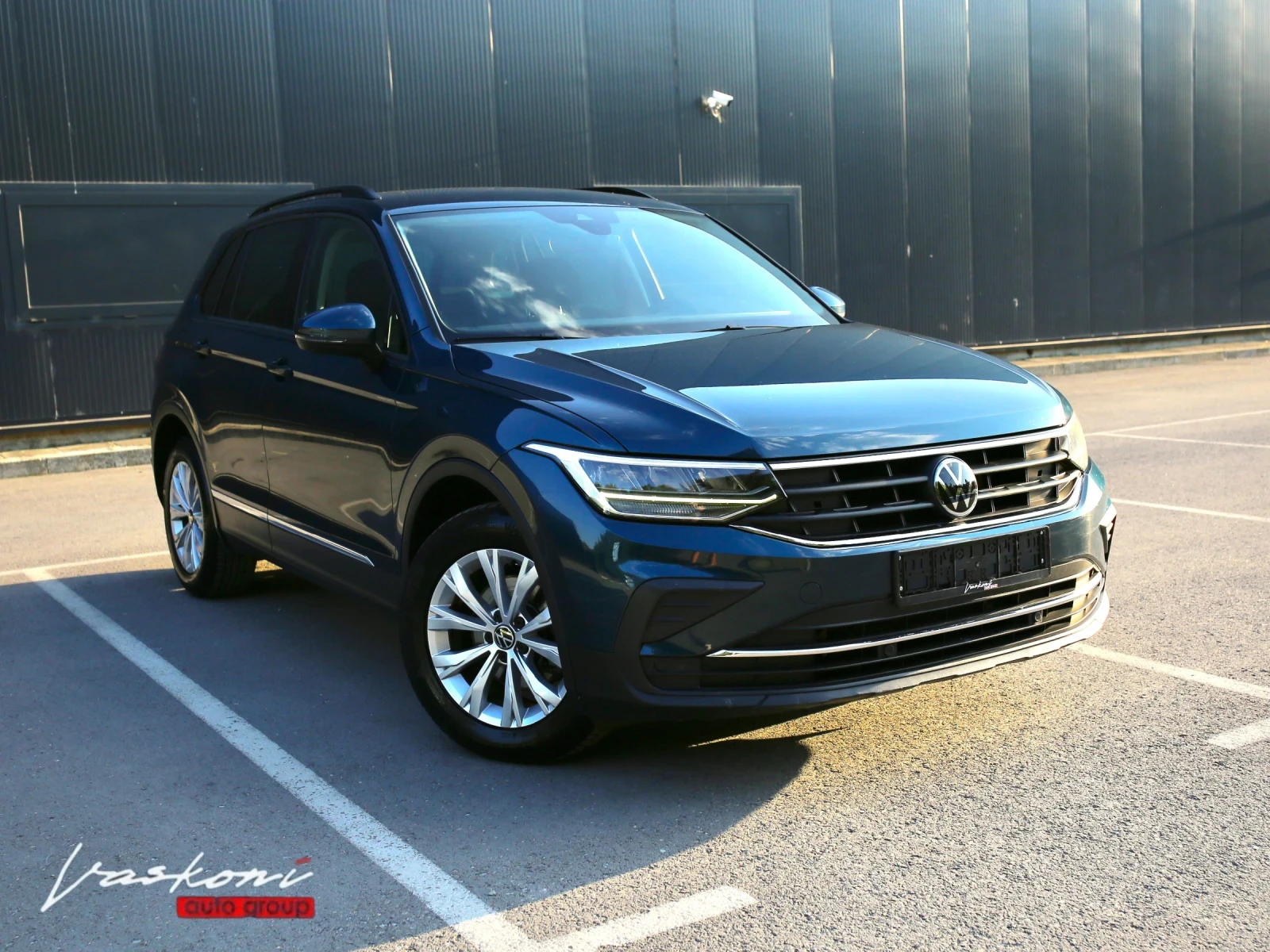 VW Tiguan 2.0 TDI LIFE FACELIFT, снимка 2 - Автомобили и джипове - 55637765