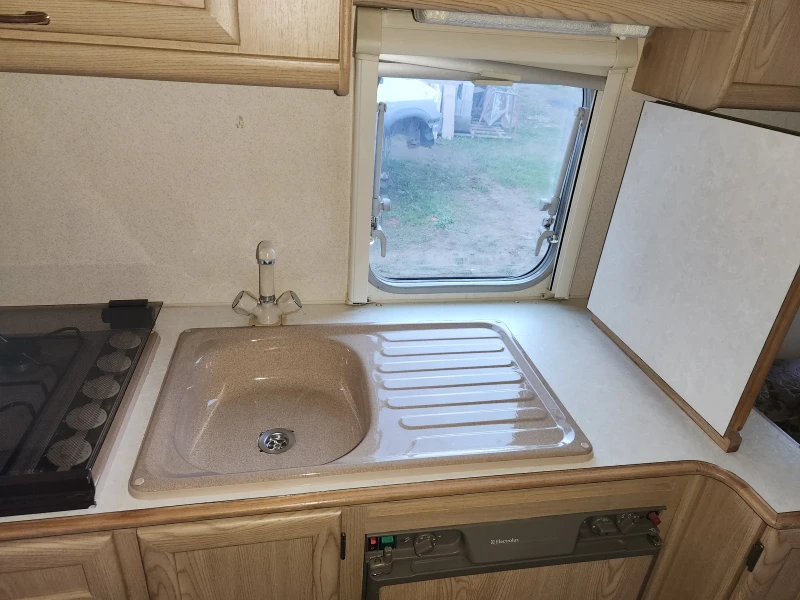 Каравана Adria Lunar, снимка 6 - Каравани и кемпери - 52697663