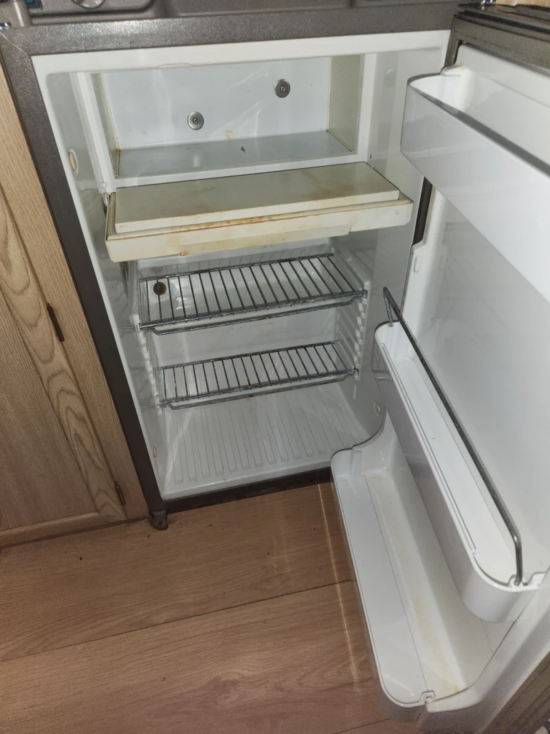 Каравана Adria Lunar, снимка 7 - Каравани и кемпери - 52697663