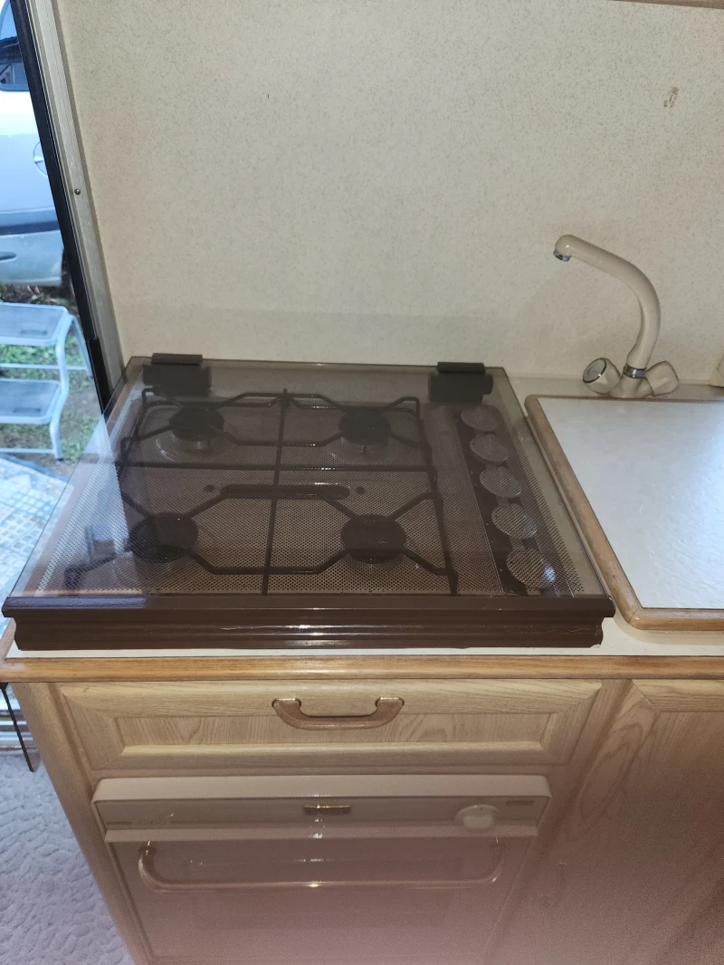 Каравана Adria Lunar, снимка 9 - Каравани и кемпери - 52697663