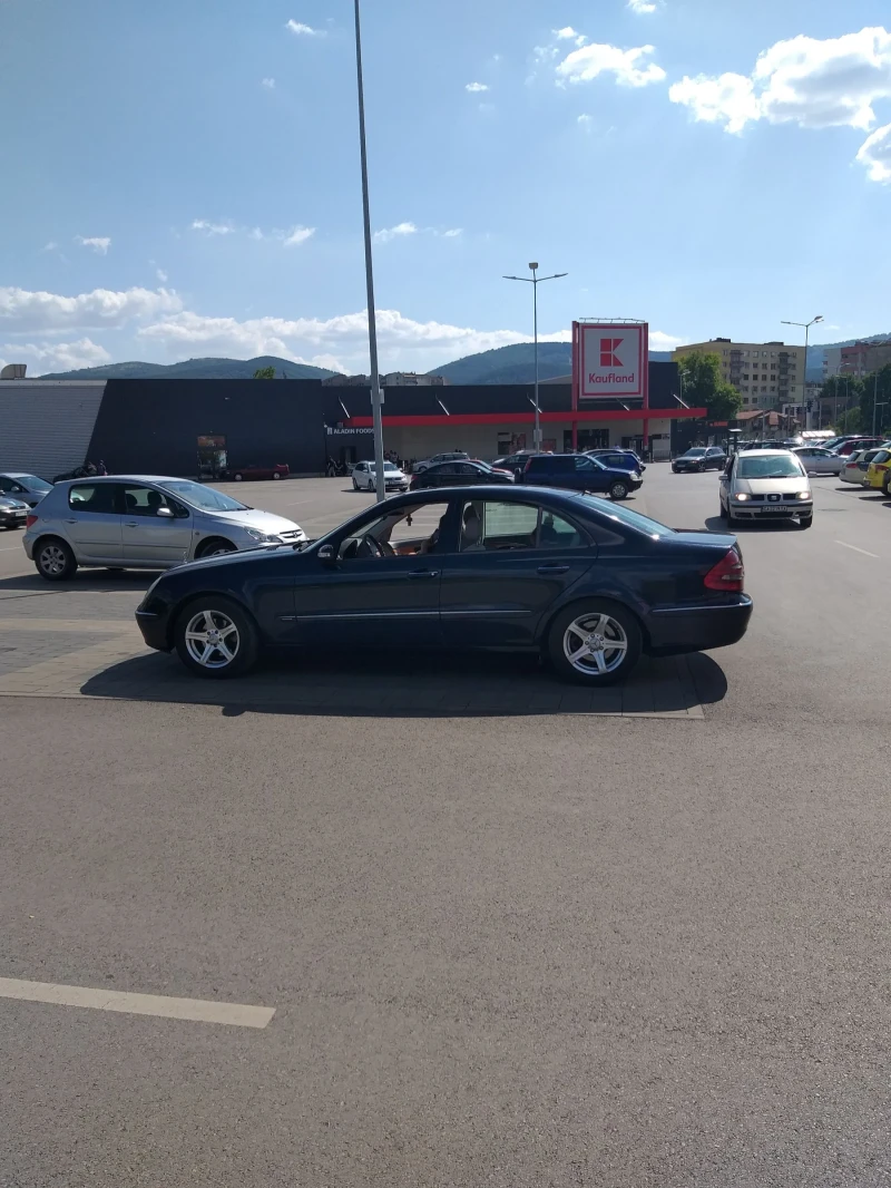 Mercedes-Benz E 220, снимка 2 - Автомобили и джипове - 48789265