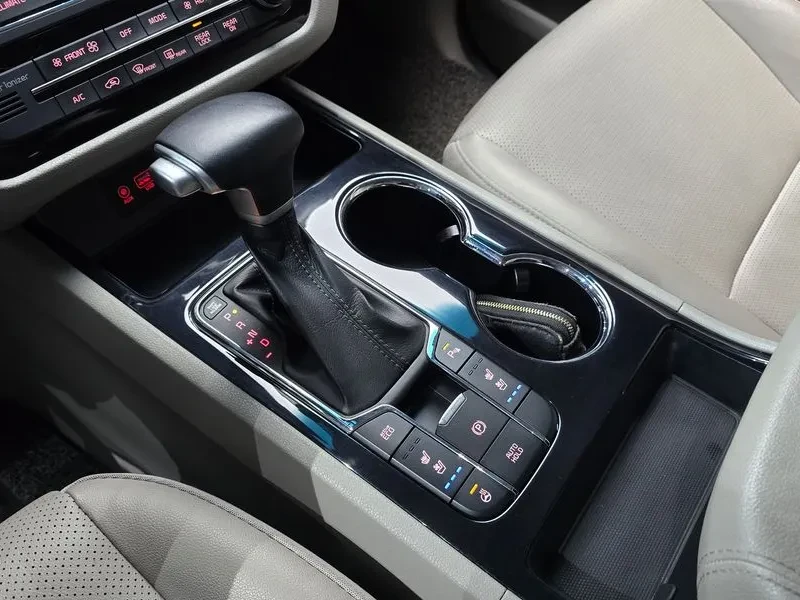 Kia Carnival 9-Seater Prestige, снимка 9 - Автомобили и джипове - 56117025