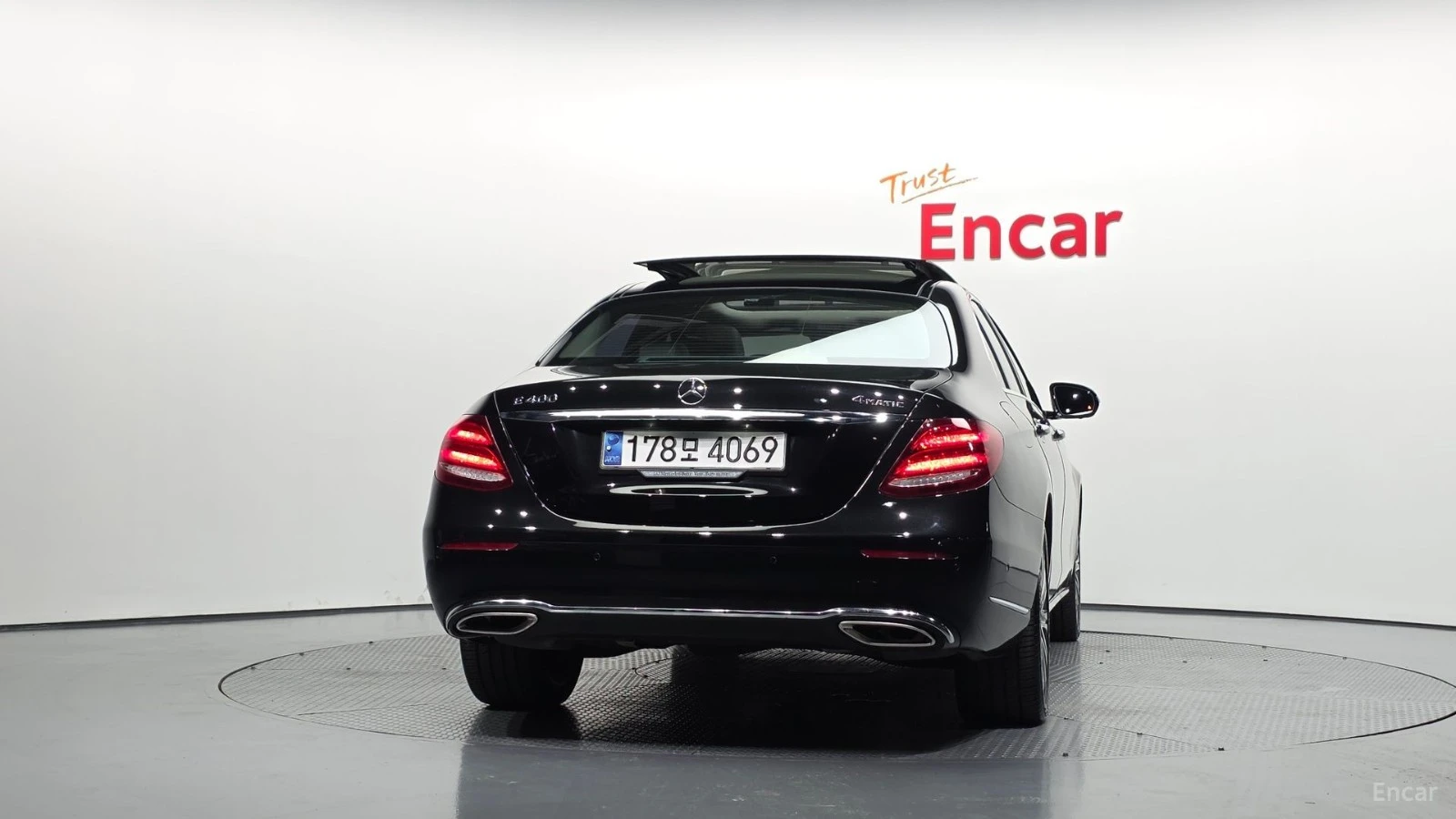Mercedes-Benz E 400 4MATIC EXCLUSIVE* HUD* КОЖА* ОБДУХВ* НАВИ* ПАНО, снимка 4 - Автомобили и джипове - 55441679