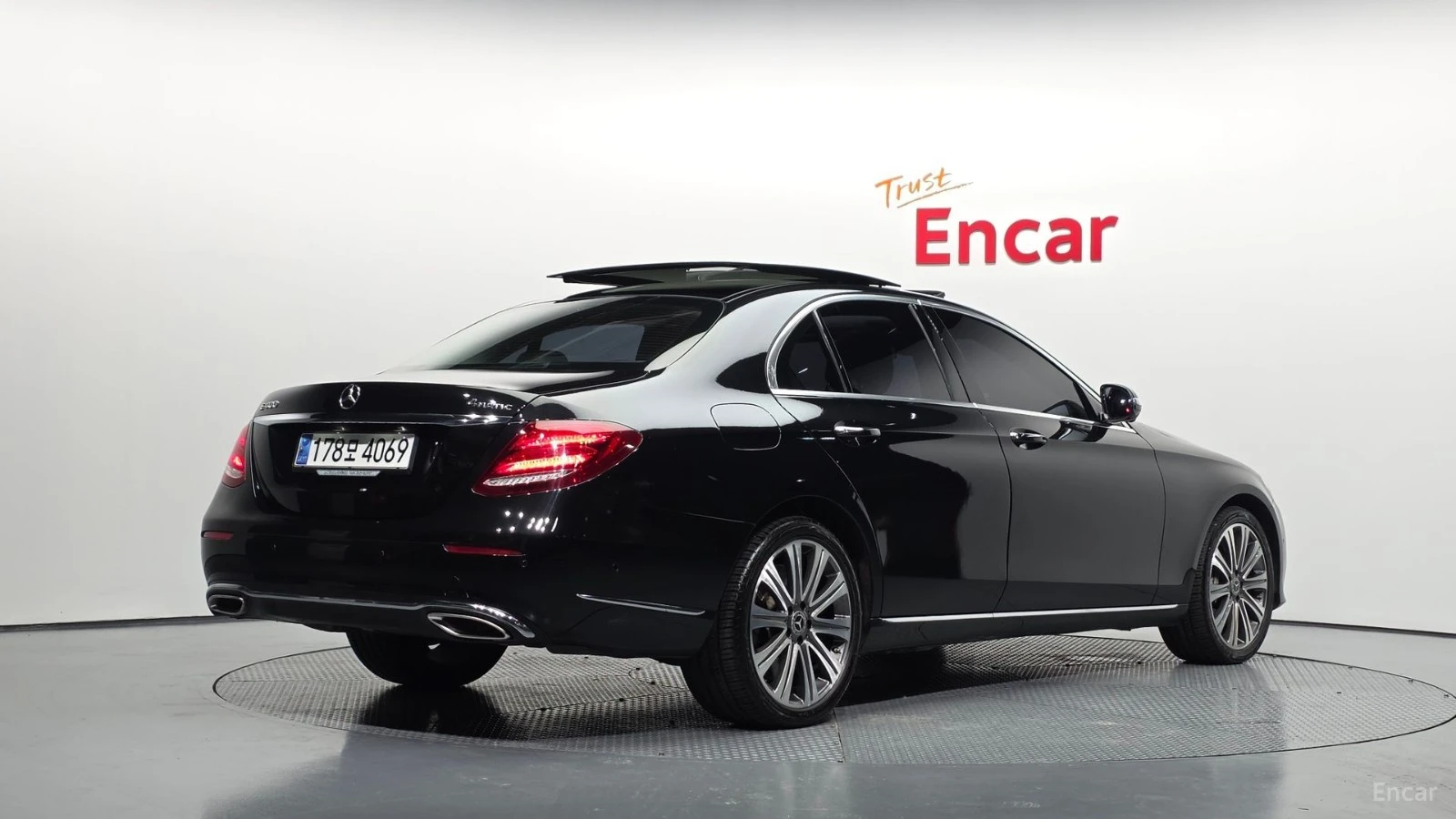 Mercedes-Benz E 400 4MATIC EXCLUSIVE* HUD* КОЖА* ОБДУХВ* НАВИ* ПАНО, снимка 2 - Автомобили и джипове - 55441679