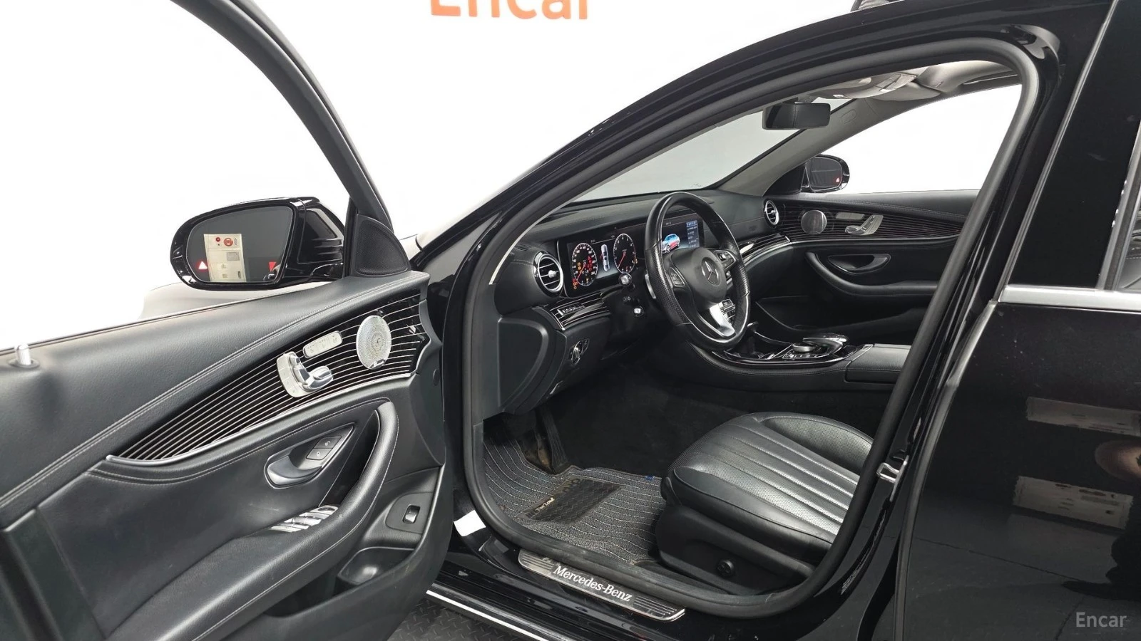 Mercedes-Benz E 400 4MATIC EXCLUSIVE* HUD* КОЖА* ОБДУХВ* НАВИ* ПАНО, снимка 8 - Автомобили и джипове - 55441679