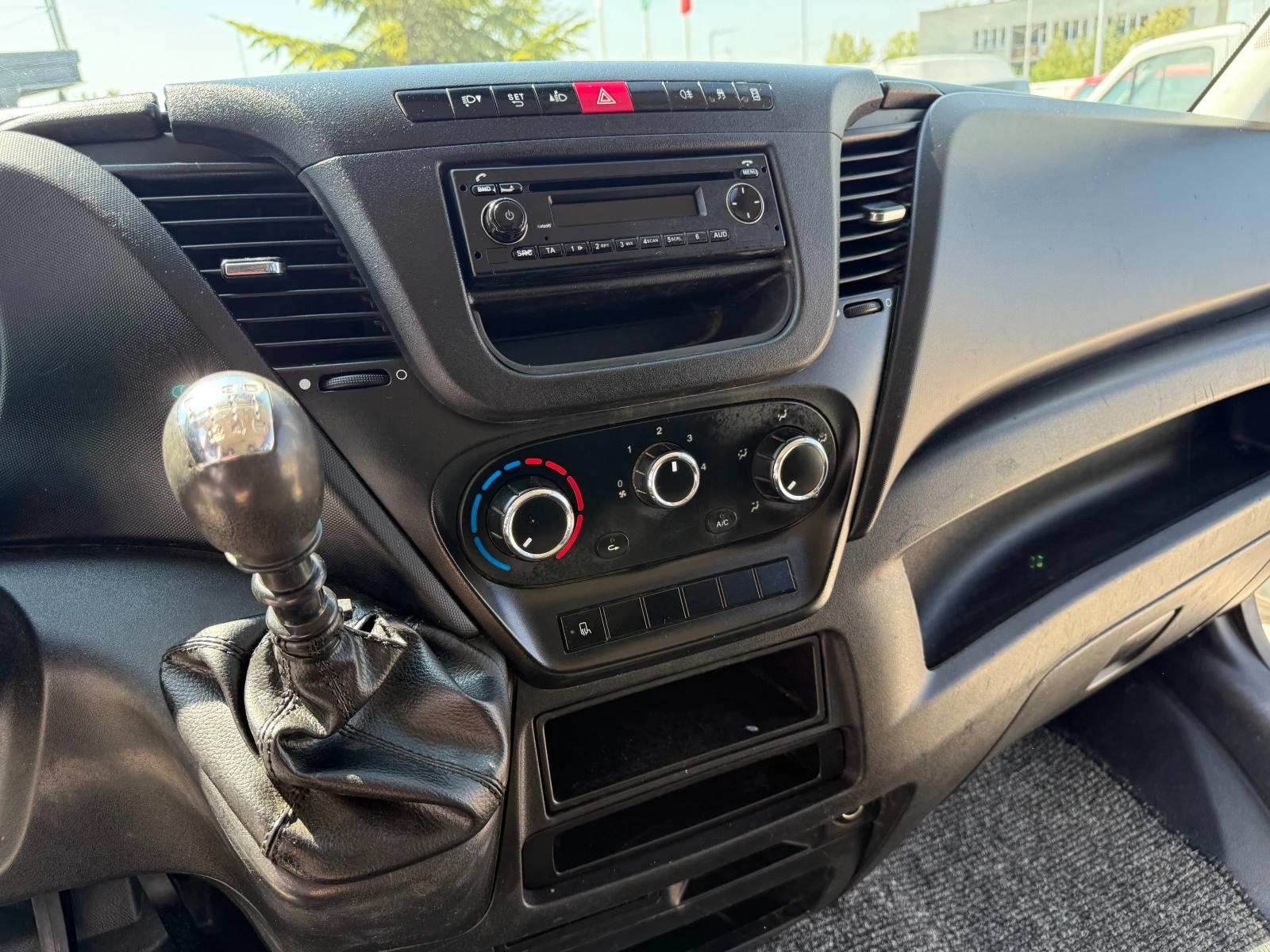 Iveco Daily 35-130 до 3.5т. 7-местен Клима 3.20м. Euro 5 , снимка 14 - Бусове и автобуси - 55542314