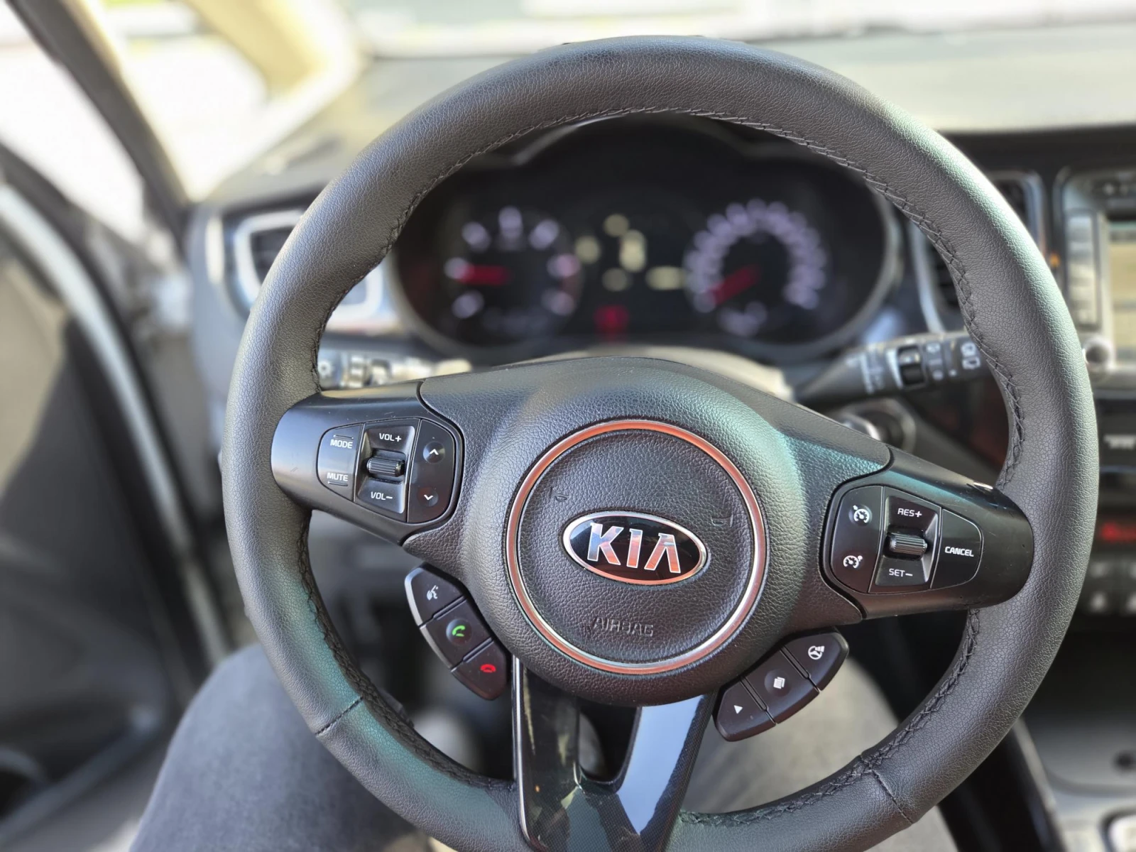 Kia Carens, снимка 9 - Автомобили и джипове - 55032928