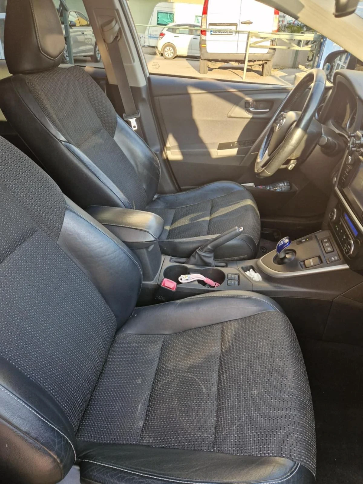 Toyota Auris, снимка 9 - Автомобили и джипове - 55332196