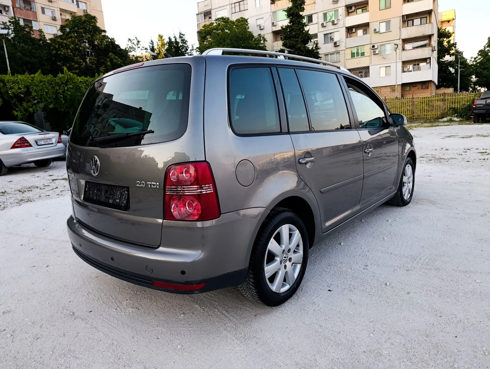 VW Touran 2.0 TDI, снимка 5 - Автомобили и джипове - 55666784