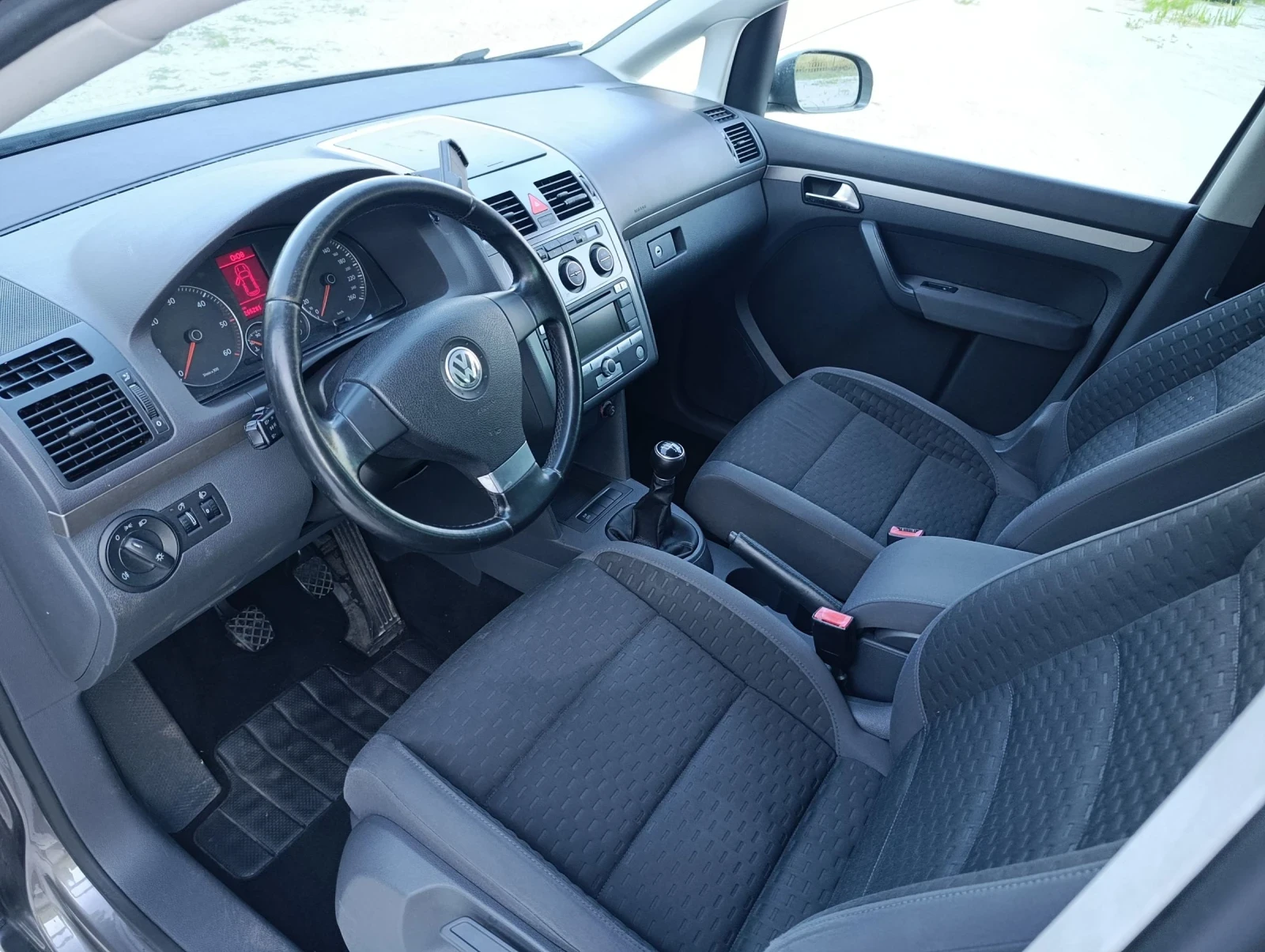VW Touran 2.0 TDI, снимка 8 - Автомобили и джипове - 55666784
