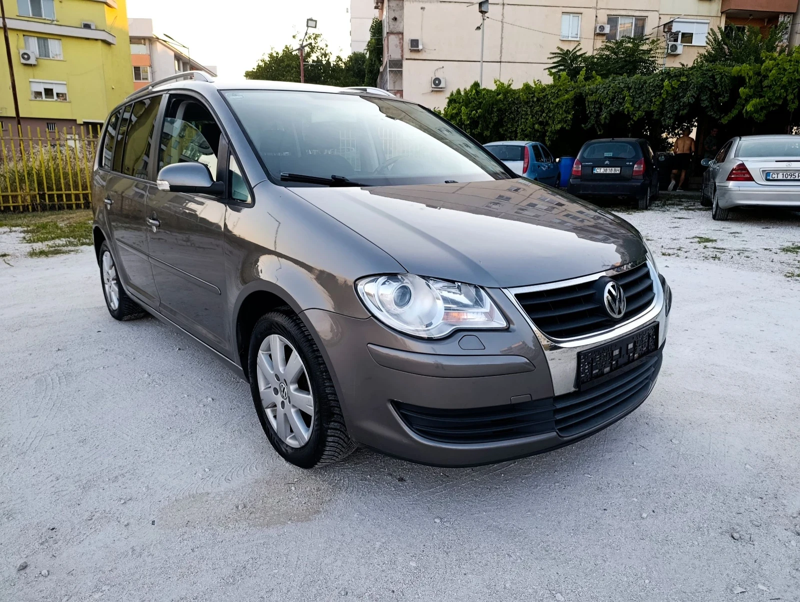 VW Touran 2.0 TDI, снимка 4 - Автомобили и джипове - 55666784