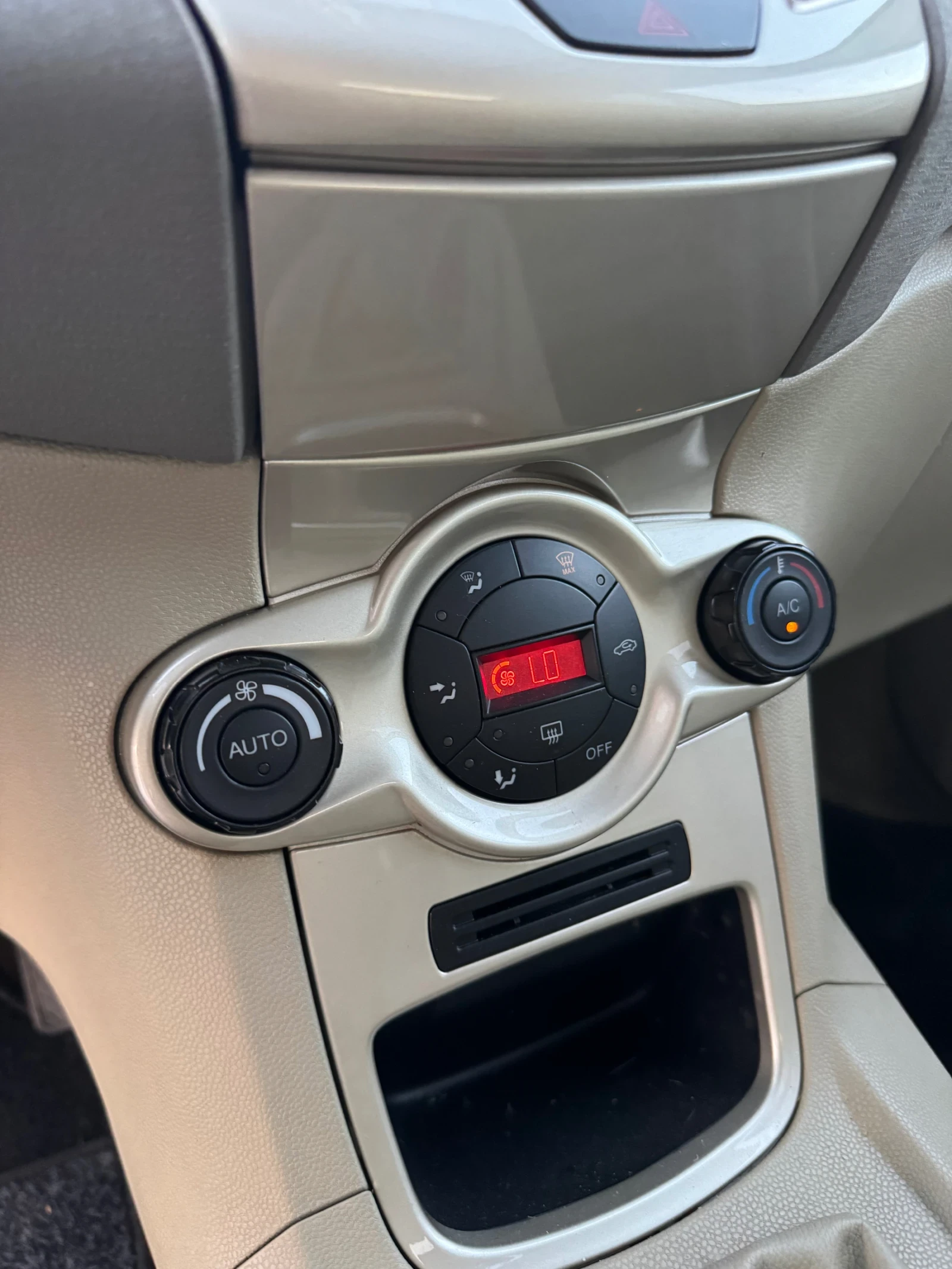 Ford Fiesta 1.6 , снимка 12 - Автомобили и джипове - 56011347