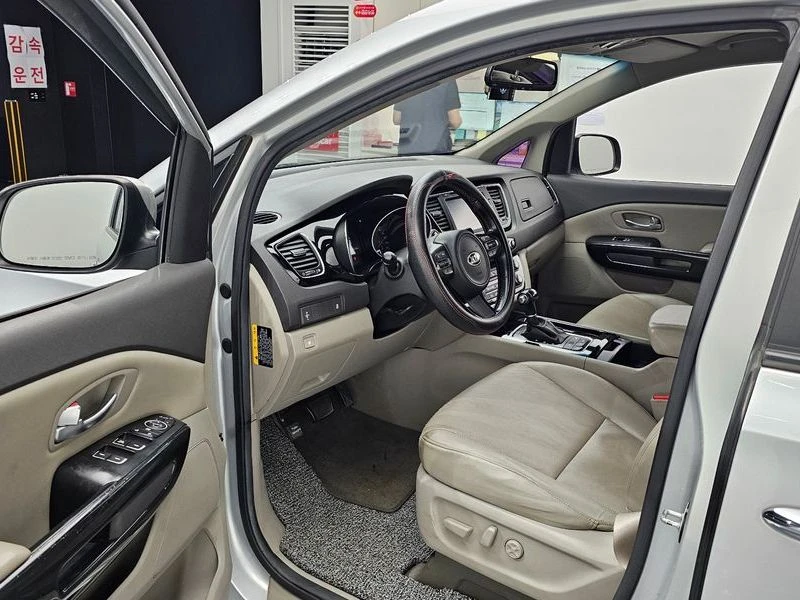 Kia Carnival 2.2 Automatic, снимка 6 - Автомобили и джипове - 55464564