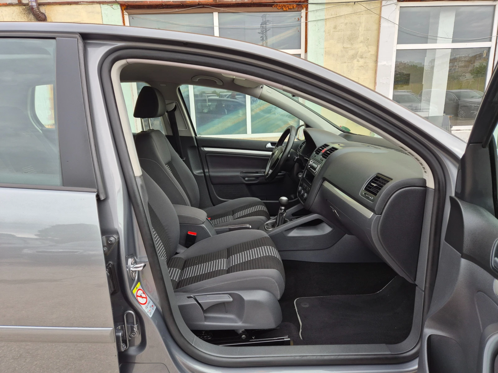 VW Golf 1.6I KLIMA ITALY УНИКАТ, снимка 11 - Автомобили и джипове - 54544052