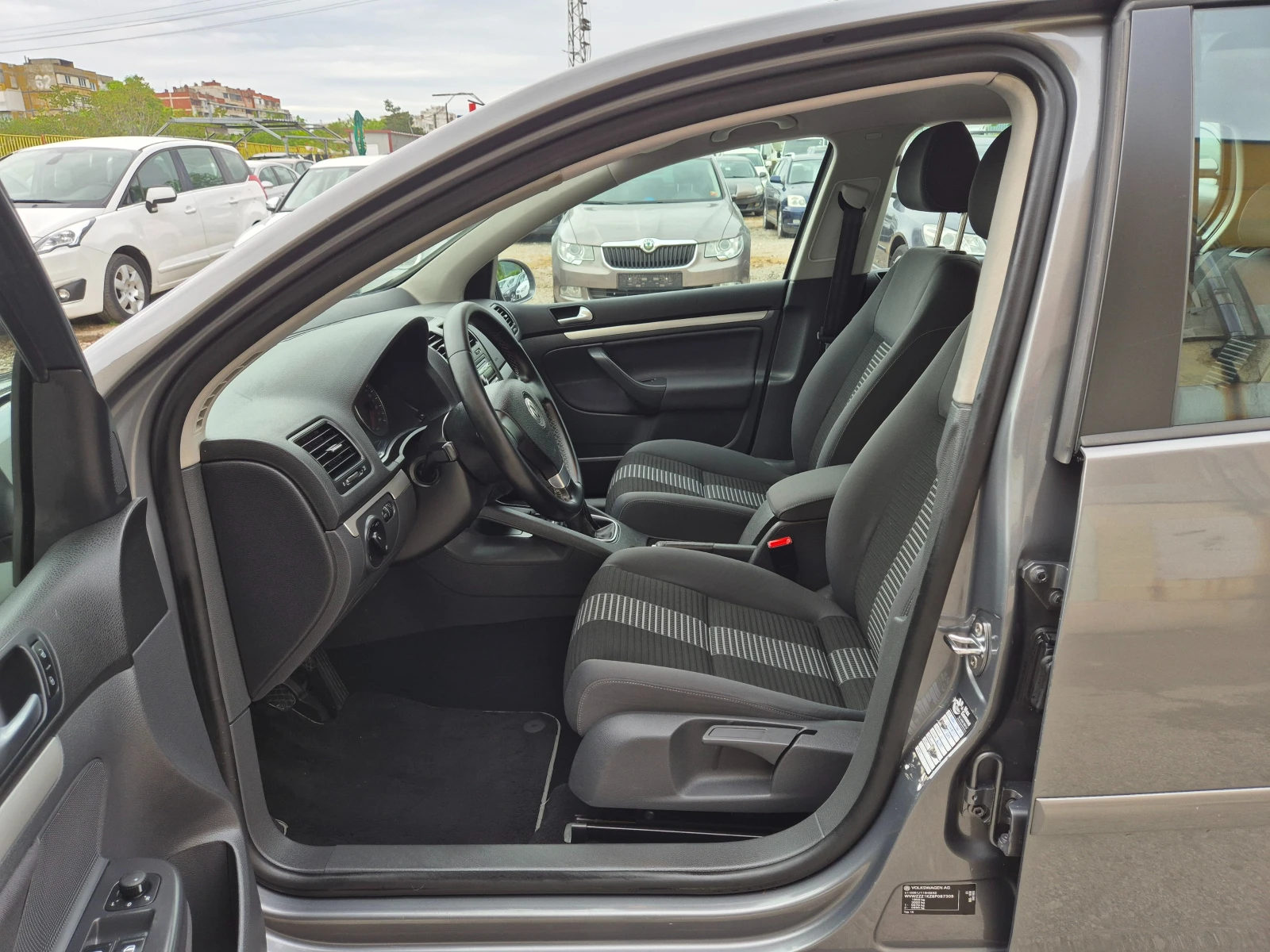 VW Golf 1.6I KLIMA ITALY УНИКАТ, снимка 16 - Автомобили и джипове - 54544052