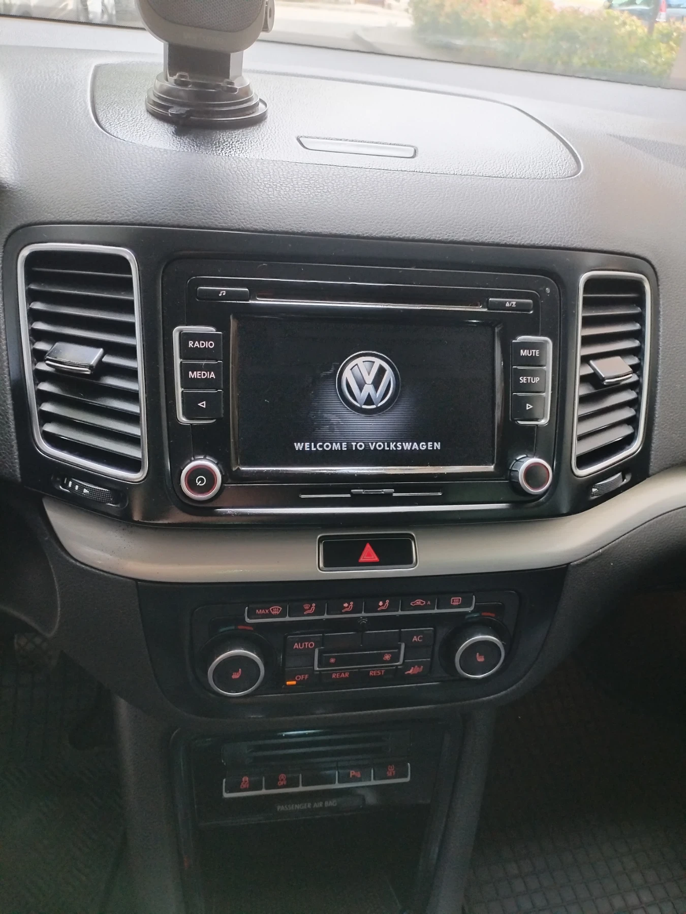 VW Sharan 2.0 ТДИ 140кс 6ск Hi-line 7места , снимка 16 - Автомобили и джипове - 54979460