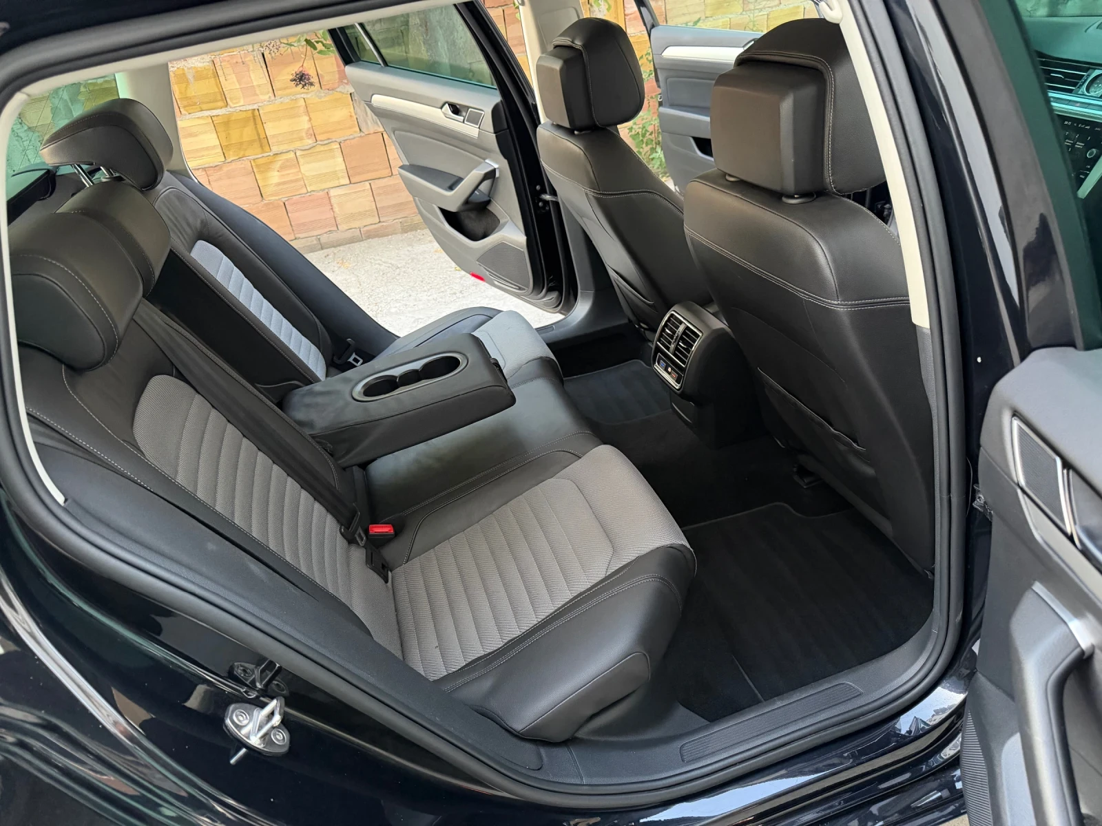 VW Passat 2.0TDi/190hp/DSG/R-Line/DYNAUDIO/DIGITAL/DISTRONIC, снимка 12 - Автомобили и джипове - 55668040