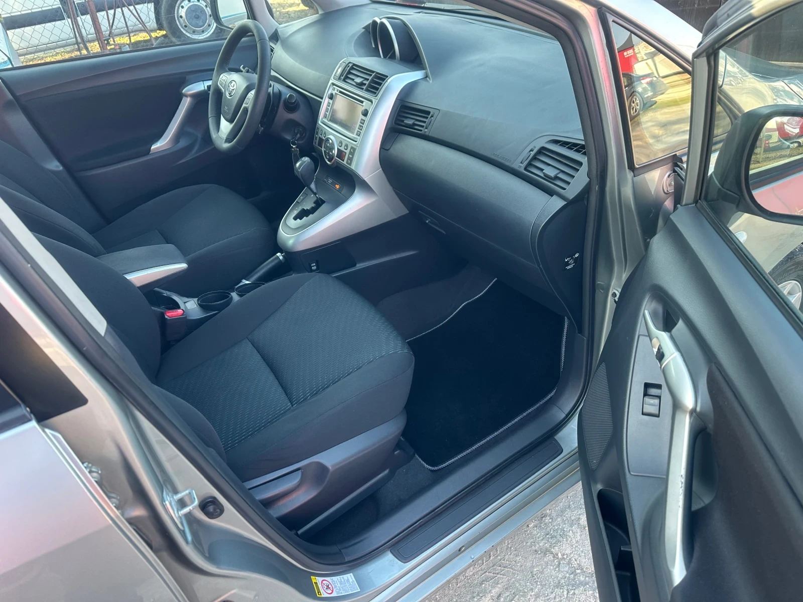 Toyota Verso 2.2 D4D 7 места, снимка 12 - Автомобили и джипове - 55874217