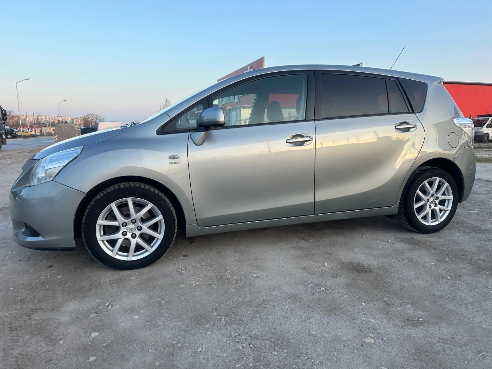 Toyota Verso 2.2 D4D 7 места, снимка 3 - Автомобили и джипове - 55874217