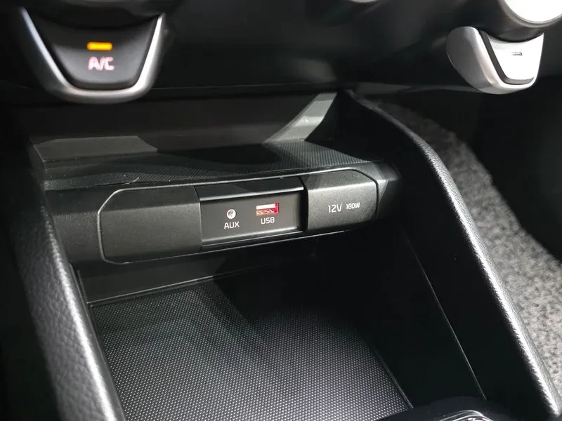 Kia Stonic 1.4 Deluxe, снимка 15 - Автомобили и джипове - 56118291