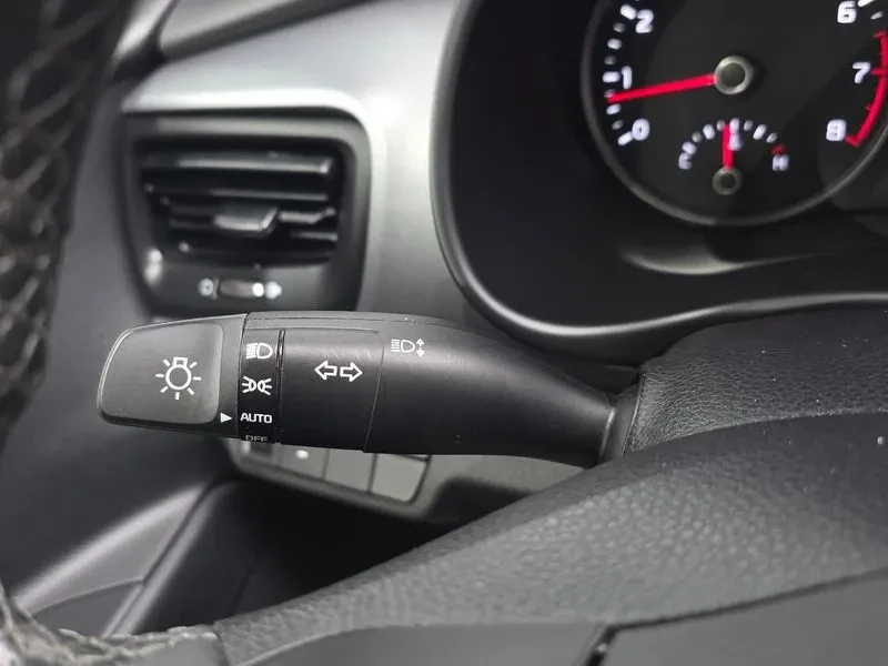 Kia Stonic 1.4 Deluxe, снимка 17 - Автомобили и джипове - 56118291
