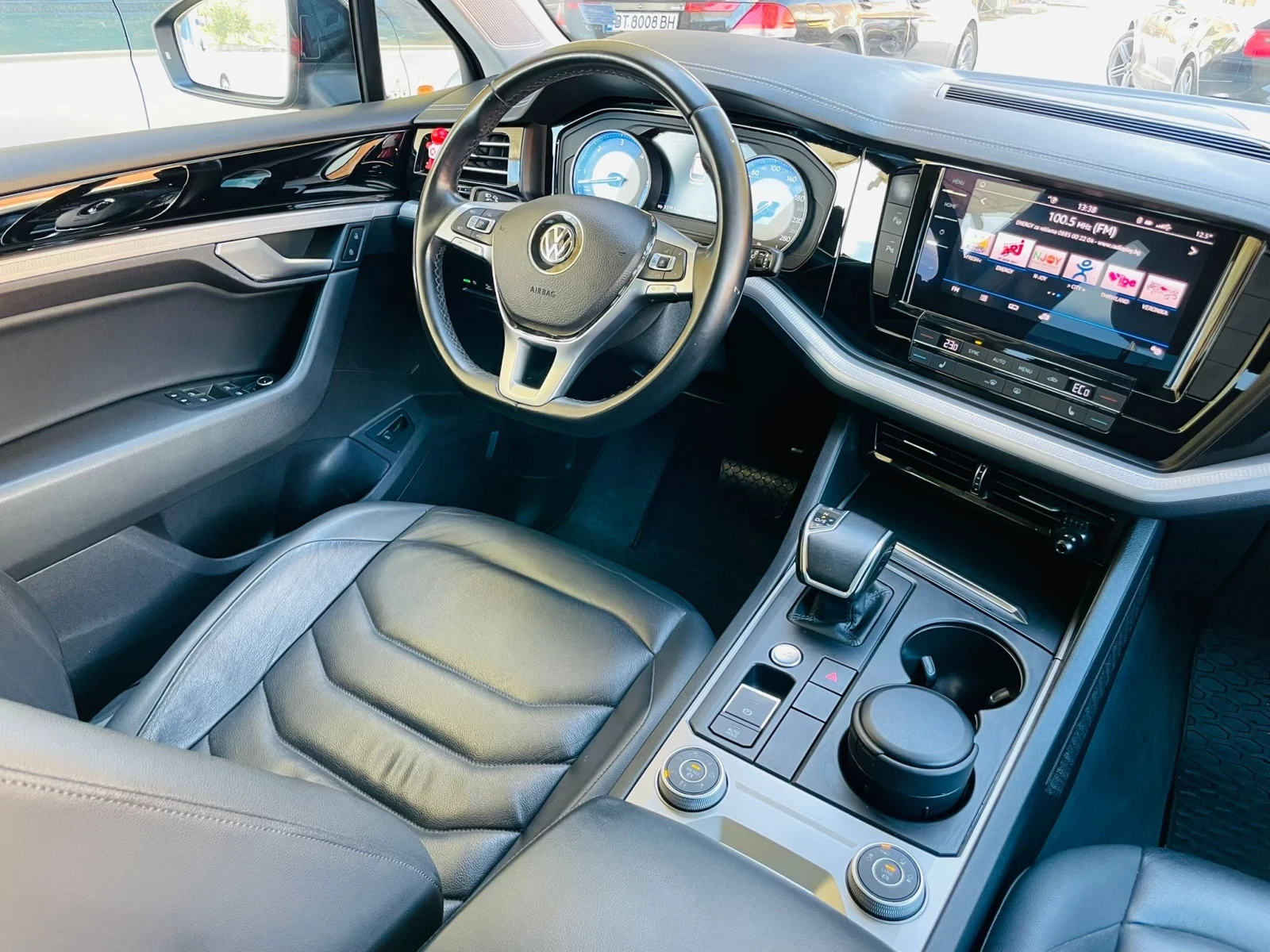 VW Touareg, снимка 14 - Автомобили и джипове - 54140608