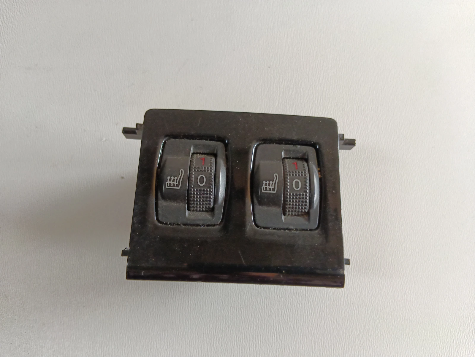 копче подгрев седалки 98019841ZD 98019840ZD Пежо 508 СВ 2.0HDI