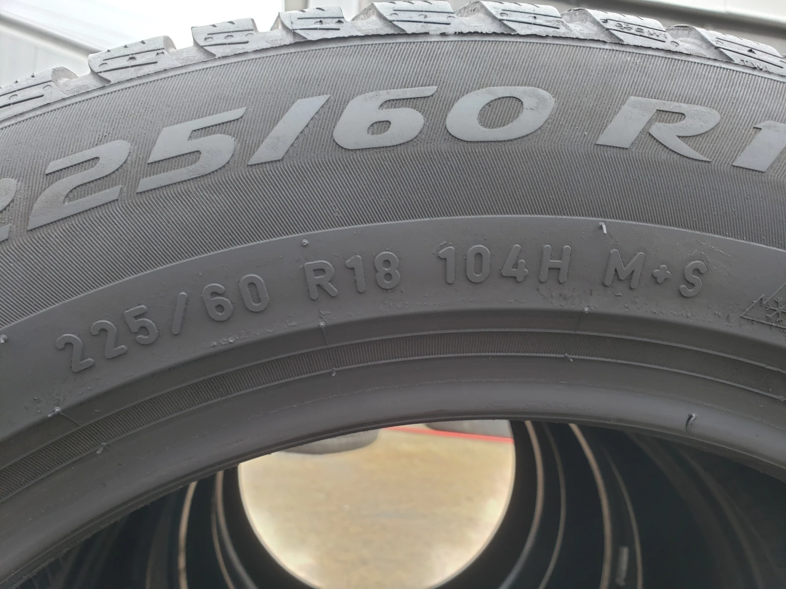 Гуми Зимни 225/60R18, снимка 6 - Гуми и джанти - 56691659