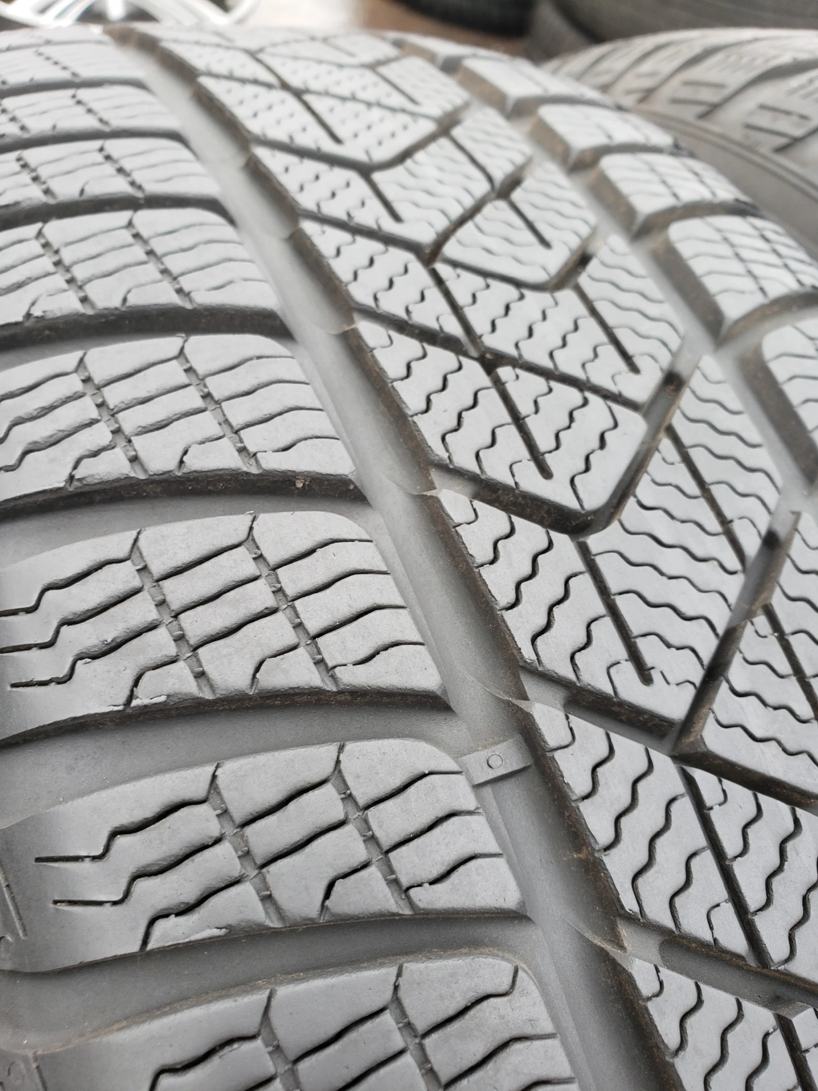 Гуми Зимни 225/60R18, снимка 2 - Гуми и джанти - 56691659
