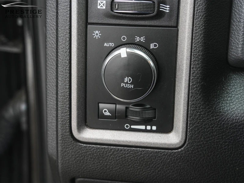 Dodge RAM 1500 2017* 4WD Crew Cab 140.5" Express* V8 HEMI, снимка 15 - Автомобили и джипове - 53476144