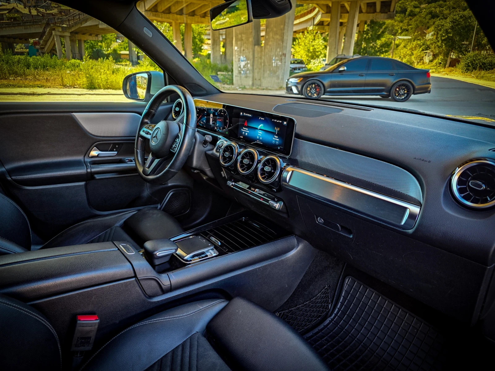 Mercedes-Benz GLB = DISTRONIC= KEYLESS= КАМЕРИ= , снимка 11 - Автомобили и джипове - 56012643