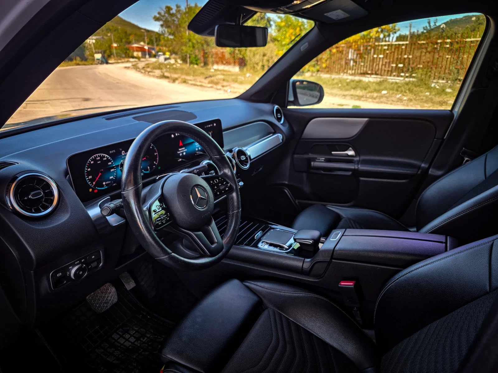 Mercedes-Benz GLB = DISTRONIC= KEYLESS= КАМЕРИ= , снимка 8 - Автомобили и джипове - 56012643