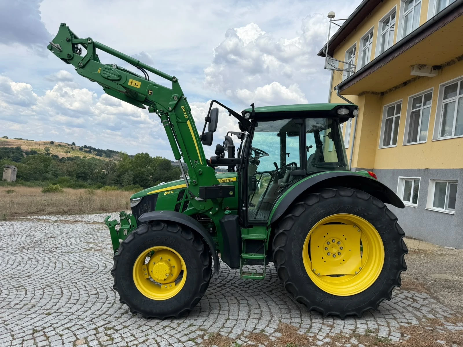 Трактор John Deere 5115R С ТОВАРАЧ САМО 1800 ЧАСА ЛИЗИНГ, снимка 4 - Селскостопанска техника - 54874483