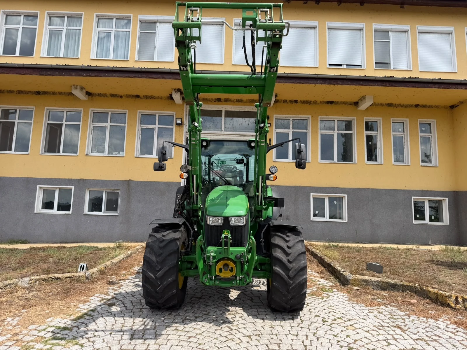 Трактор John Deere 5115R С ТОВАРАЧ САМО 1800 ЧАСА ЛИЗИНГ, снимка 2 - Селскостопанска техника - 54874483