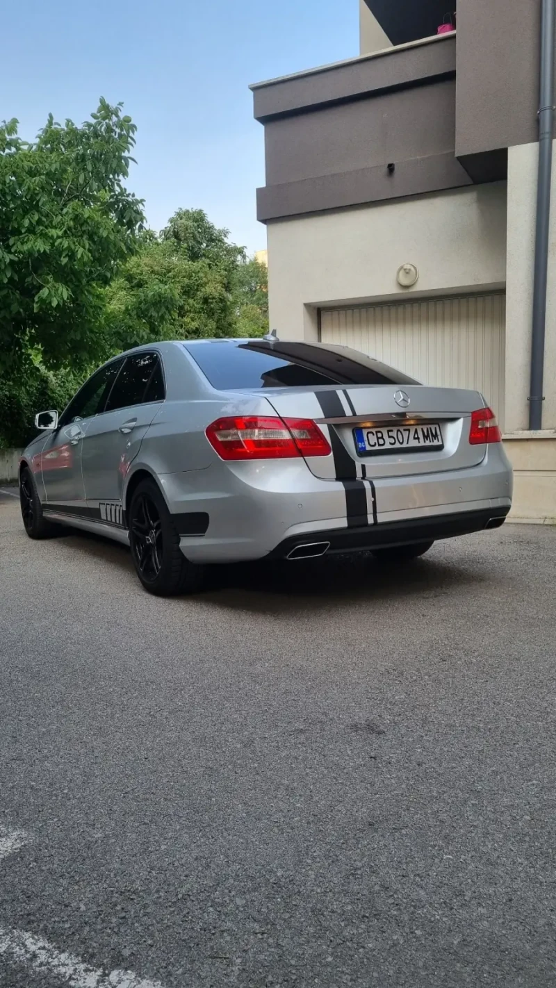 Mercedes-Benz E 220, снимка 4 - Автомобили и джипове - 47560093