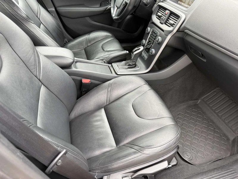 Volvo V40 T5-2.5T FULL  Швейцария 120х.км КАТО НОВА, снимка 10 - Автомобили и джипове - 53540553