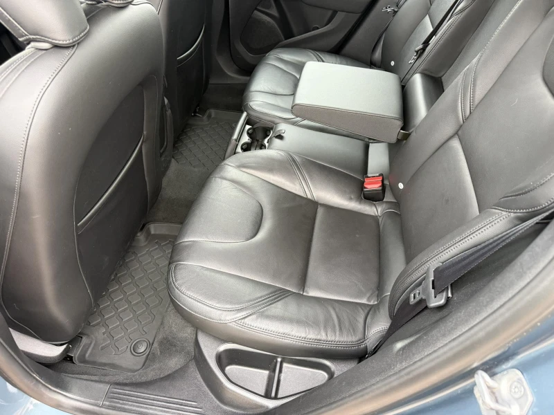 Volvo V40 T5-2.5T FULL  Швейцария 120х.км КАТО НОВА, снимка 9 - Автомобили и джипове - 53540553