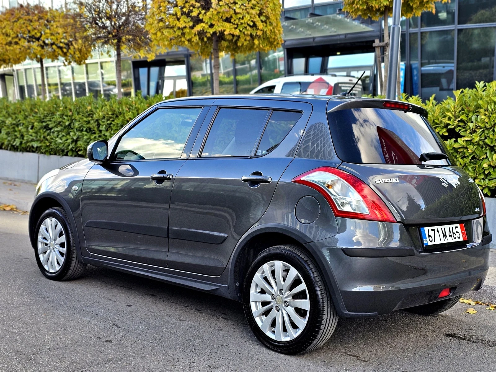 Suzuki Swift 1.2i 4x4 / Keyless/ Bluetooth/ Klimatronik  - изображение 4