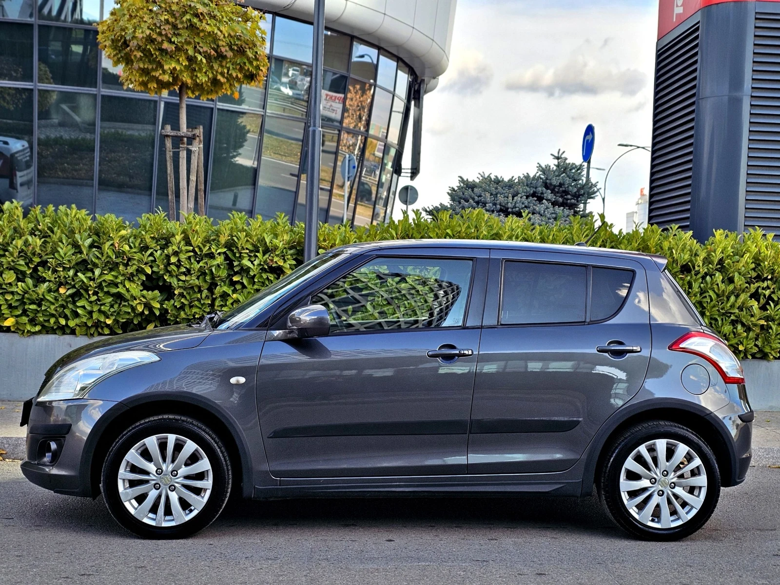 Suzuki Swift 1.2i 4x4 / Keyless/ Bluetooth/ Klimatronik  - изображение 7