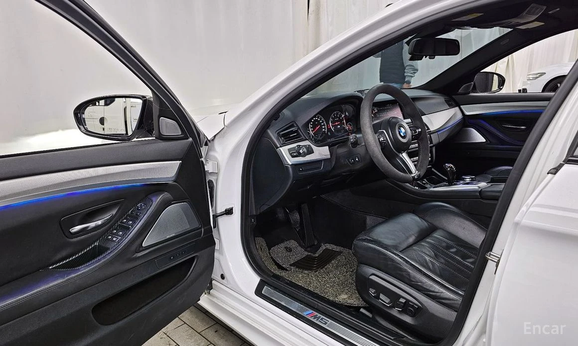 BMW M5 АДАПТ.ОКАЧ* ВАКУМ* ОБДУХ* 360* HEADUP* B&O, снимка 6 - Автомобили и джипове - 53914398