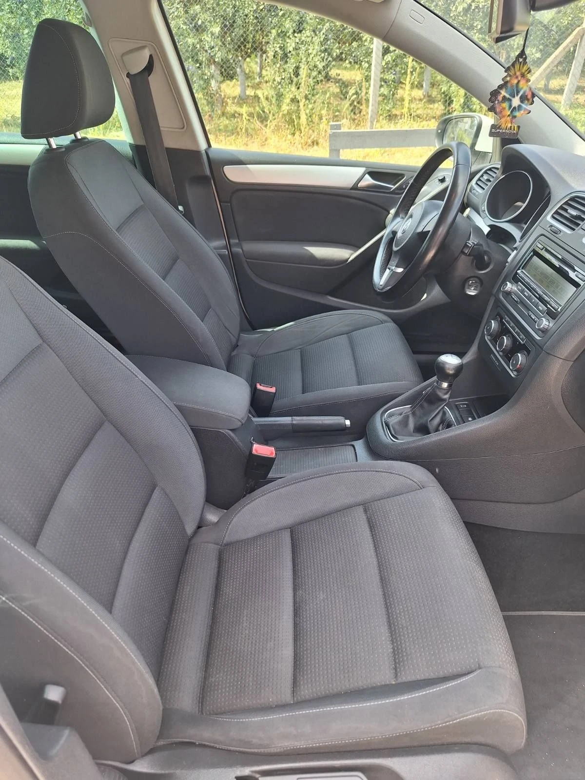 VW Golf 1.6 TDI САМОПАРКИРАНЕ!, снимка 13 - Автомобили и джипове - 55832698