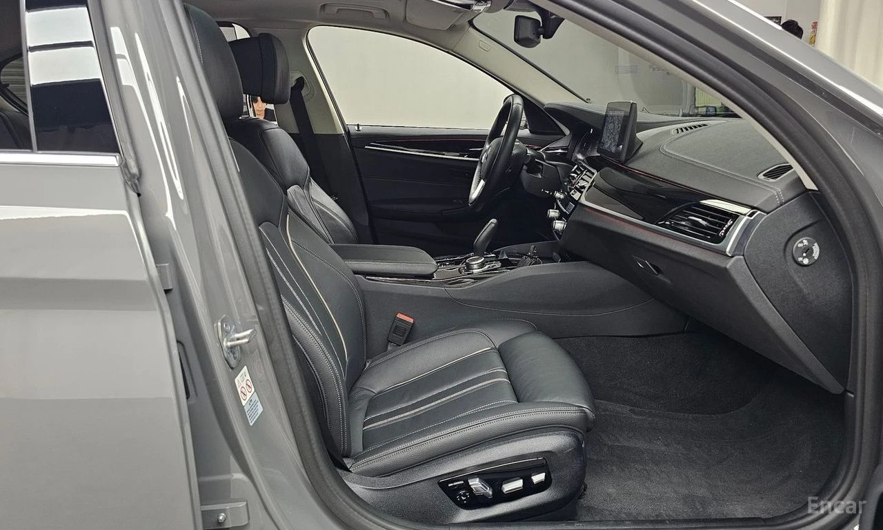 BMW 520 i* LUXURY* DISTRONIC* ХЕДЪП* ПОДГРЕВ* КРАЙНА ЦЕНА, снимка 9 - Автомобили и джипове - 55983782